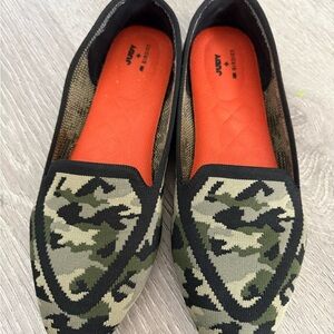 Birdies Camouflage Loafers with Orange Insole size 7.5